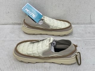 MERRELL PACKABLE CHALK MOCCASINS - UK SIZE: 6: LOCATION - B 14