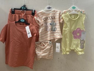 QTY OF CHILDRENS CLOTHING TO INCLUDE DISNEY BABY AT GEORGE T-SHIRT AND SHORTS SET OF 2 - UK SIZE: 3-6 MONTHS: LOCATION - A*