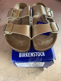 BIRKENSTOCK NARROW FIT ARIZONA SANDALS IN GOLD SIZE 5.5: LOCATION - B9