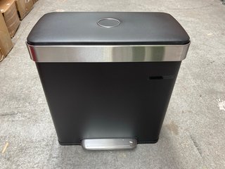 SONGMICS LTB202B01 PEDAL BIN IN BLACK: LOCATION - B3