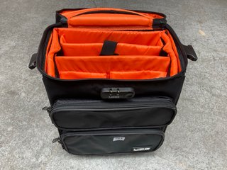 UDG TRAVEL BAG WITH WHEELS IN BLACK: LOCATION - B2