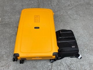 SAMSONITE LARGE 4 WHEELED SUITCASE WITH LOCK IN YELLOW TO INCLUDE SAMSONITE SMALL TRAVEL BAG IN BLACK: LOCATION - B2