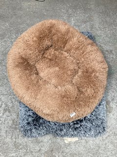 ROUND FLUFFY DOG BED FOR MEDIUM DOG IN BROWN TO INCLUDE SQUARE DOG BED IN GREY: LOCATION - B1