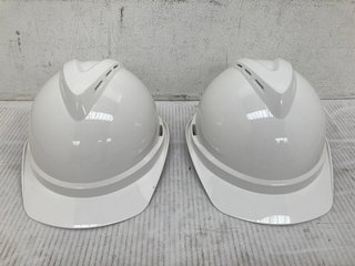 20 X MSA INDUSTRIAL SAFETY HELMETS IN WHITE: LOCATION - B1