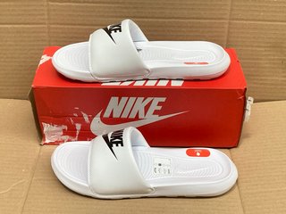 NIKE VICTORI ONE SLIDE SLIDERS IN WHITE SIZE UK6: LOCATION - B0