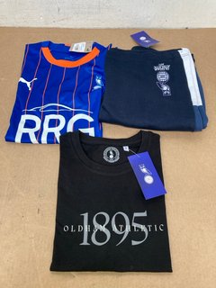 3 X OLDHAM ATHLETIC CLOTHING TO INCLUDE OLDHAM HOME SHIRT IN BLUE AND ORANGE SIZE S: LOCATION - C0