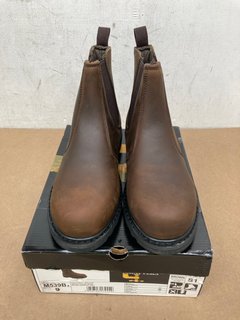 GRAFTERS CHELSEA SAFETY BOOT IN BROWN SIZE 9: LOCATION - C1