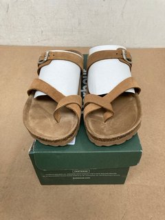 BARBOUR LANGTON SANDALS IN TAN SIZE 6: LOCATION - C1