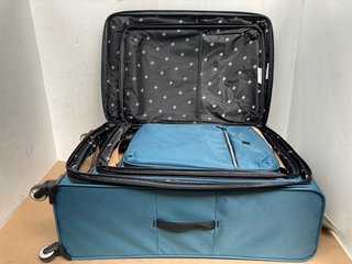 IT LARGE 4 WHEELED SOFT CASE SUITCASE IN GREEN: LOCATION - C2