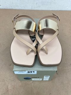 ONLY MILAN TOE SPLIT SANDALS IN GOLD SIZE 5: LOCATION - C2