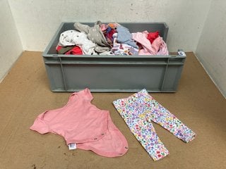 QTY OF BABY CLOTHES TO INCLUDE PRIMARK PINK JUMPSUIT SIZE 0-3 MONTHS: LOCATION - C2