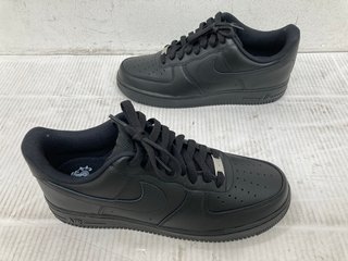 NIKE AIR FORCE 1 '07 IN ALL BLACK TRAINERS UK SIZE 9: LOCATION - C4