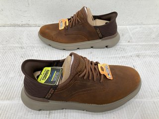 SKECHERS BROWN LEATHER SLIP IN SHOES SIZE 8: LOCATION - C6