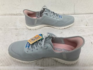 SKECHERS SLIP IN TRAINERS IN LIGHT BLUE SIZE 7: LOCATION - C6