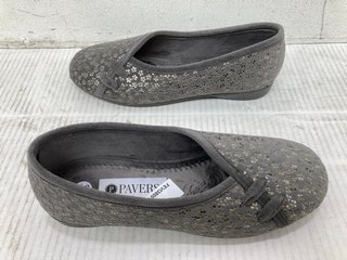 PAVERS FLORAL PRINT VELVET SHOES IN GREY SIZE 5: LOCATION - C6