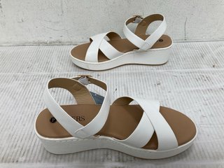 PAVERS LEATHER SANDALS IN WHITE SIZE 6: LOCATION - C6