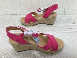 PAVERS SANDALS IN PINK SIZE 7: LOCATION - C6