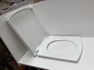 WHITE W/C SEAT - RRP £90: LOCATION - RACKING 1