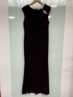 GINA BACCONI EDINA MAXI VELVET GOWN WITH ASYMMETRICAL NECKLINE & EMBELLISHMENT IN BURGUNDY UK SIZE 18 RRP - £250: LOCATION - WH2