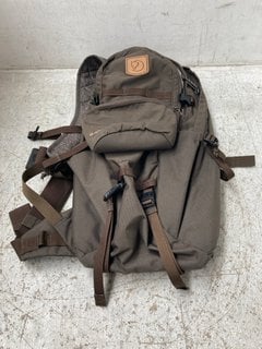 FJALL RAVEN G-1000 BACKPACK IN KHAKI: LOCATION - H6