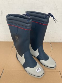 CREWSAVER MENS WELLINGTONS IN NAVY & GREY - UK SIZE 11: LOCATION - G4