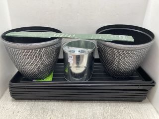 QTY OF ASSORTED GARDEN ITEMS TO INCLUDE 2 X LARGE PLASTIC PLANTERS: LOCATION - G4