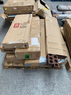 PALLET OF ASSORTED HOUSEHOLD ITEMS TO INCLUDE VARNISHED SLATTED GARDEN BENCH WITH METAL FRAME: LOCATION - B5 (KERBSIDE PALLET DELIVERY)