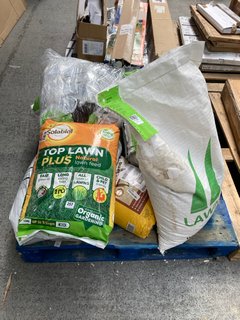 PALLET OF ASSORTED ITEMS TO INCLUDE PACK OF SOLABOIL 15KG TOP LAWN PLUS NATURAL LAWN FEED: LOCATION - B5