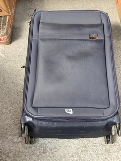 SAMSONITE MEDIUM SIZE FABRIC WHEELED SUITCASE IN NAVY: LOCATION - AR1