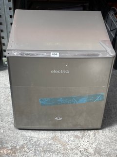 ELECTRIQ TABLE TOP MINI FRIDGE IN STAINLESS STEEL: LOCATION - AR3