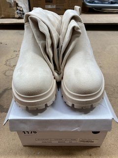 LA BOTTINE WOMENS FAUX SUEDE CHUNKY HIGH BOOTS IN DREAM CREAM SIZE: 8: LOCATION - H16