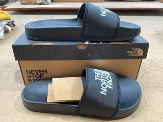 THE NORTH FACE LOGO PRINT SLIDERS IN BLACK SIZE: 7: LOCATION - H16