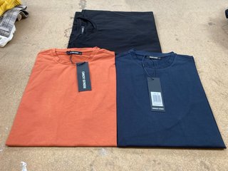 3 X REMUS UOMO MENS ROUND NECK PLAIN TSHIRTS IN DIRT RED, BLACK AND NAVY SIZE: M: LOCATION - H16