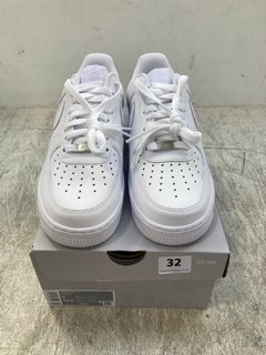 NIKE AIR FORCE 1 LACE UP TRAINERS IN WHITE SIZE: 8 RRP - £110: LOCATION - E1