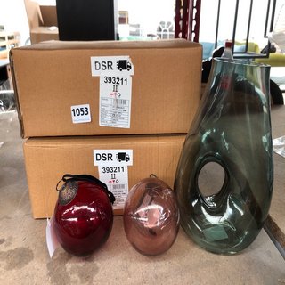 3 X ASSORTED HOME DECOR ITEMS TO INCLUDE .CONTEMPORARY STYLE DECORATIVE VASE IN GREEN GLASS FINISH: LOCATION - BR4