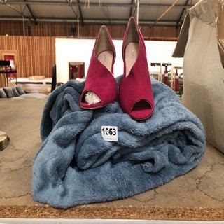 PAIR OF NEXT LADIES HEELED SHOES IN PINK : SIZE 5 UK TO INCLUDE SOFT PLUSH THROW IN MARINE BLUE: LOCATION - BR5