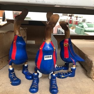 4 X PAINTED WOODEN DUCK ORNAMENTS IN FC BARCELONA FOOTBALL KIT DESIGN: LOCATION - BR5