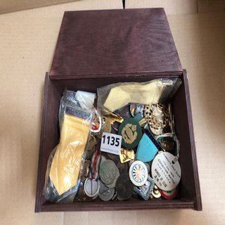 A WOODEN BOX OF VINTAGE MEDALS AND BADGES TO INCLUDE MASONI: LOCATION - CR