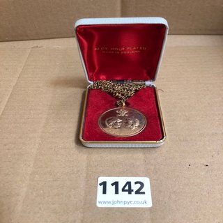 A 22 CARAT GOLD PLATED COIN PENDANT, THE WEDDING OF CHARLES AND DIANA, CASED: LOCATION - CR