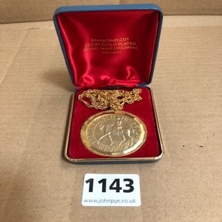 A ROYAL MINT 22 CARAT GOLD PLATED CROWN MEDALLION, THE ROYAL JUBILEE 1977, CASED: LOCATION - CR