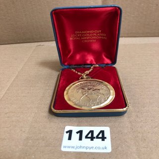 A ROYAL MINT 22 CARAT GOLD PLATED CROWN MEDALLION, THE ROYAL JUBILEE 1977, CASED: LOCATION - CR