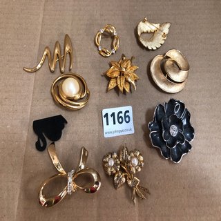 10 ASSORTED VINTAGE AND COSTUME BROOCHES TO INCLUDE GOLD PLATED: LOCATION - CR