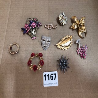 10 ASSORTED VINTAGE AND COSTUME BROOCHES TO INCLUDE GOLD PLATED: LOCATION - CR