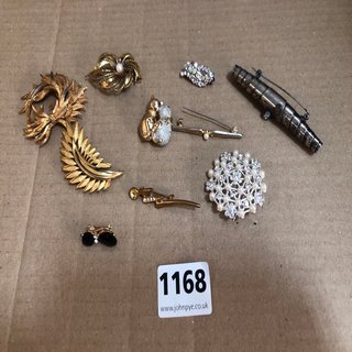 10 ASSORTED VINTAGE AND COSTUME BROOCHES TO INCLUDE GOLD PLATED: LOCATION - CR