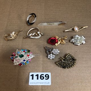 10 ASSORTED VINTAGE AND COSTUME BROOCHES TO INCLUDE GOLD PLATED: LOCATION - CR