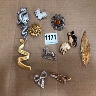 10 ASSORTED VINTAGE AND COSTUME BROOCHES TO INCLUDE GOLD PLATED: LOCATION - CR