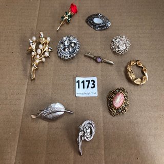 10 ASSORTED VINTAGE AND COSTUME BROOCHES TO INCLUDE GOLD PLATED: LOCATION - CR