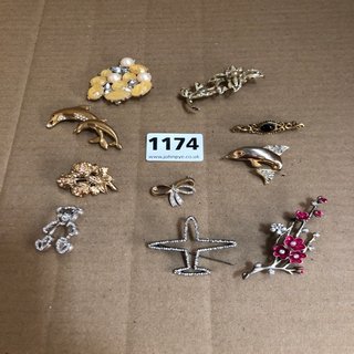 10 ASSORTED VINTAGE AND COSTUME BROOCHES TO INCLUDE GOLD PLATED: LOCATION - CR