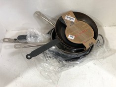 6 X ASSORTED PANS TO INCLUDE DE BUYER 26CM CARBONE PLUS FRYING PAN