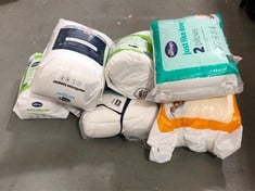 7 X ASSORTED BEDDING ITEMS TO INCLUDE SILENTNIGHT JUST LIKE DOWN 2 PILLOWS